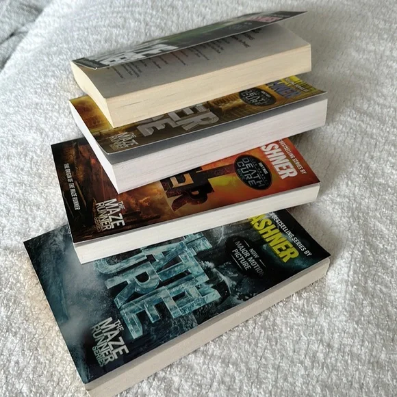 The Maze Runner Series. 4 books. - Picture 8 of 8